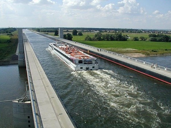 El puente de agua de Magdeburg
