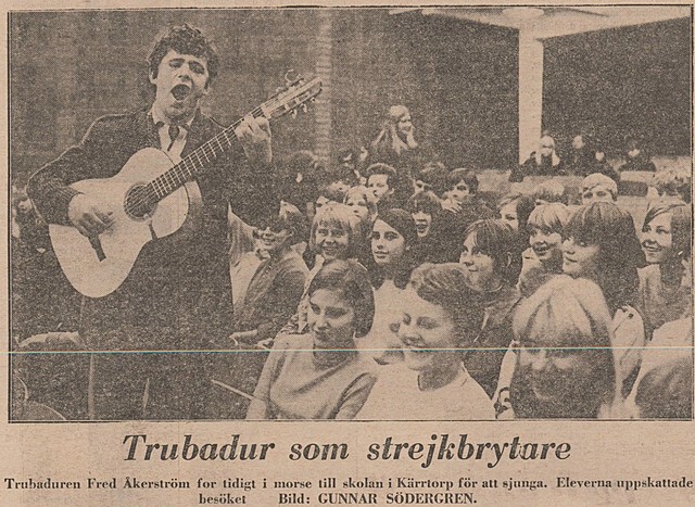Fred Åkerström sjunger för gymnasiets elever...