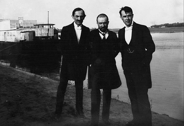 Leérettségizik és elkezdi az egyetemet