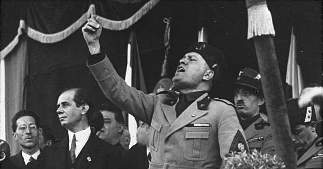 Mussolini puja al poder