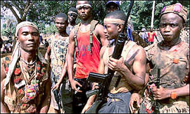 Los Kamajoh comienzan a pelear contra el RUF