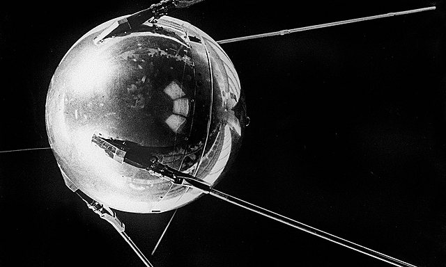 Se envía el primer satélite al espacio (Sputnik)