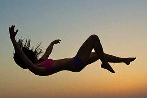 La anciana cae de la alcoba de su casa