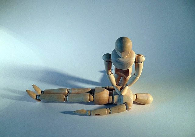 Los tres muchachos ayudan a la anciana