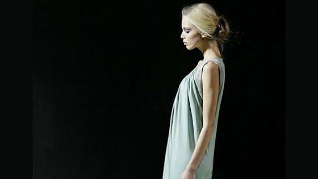 La mujer, en su estado de sonambulismo comienza a caminar por la casa en las noches.