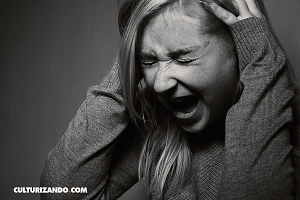 La anciana comienza a gritar y dice que no volverá a sonreir