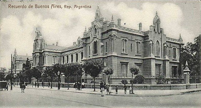 se funda la escuela normal