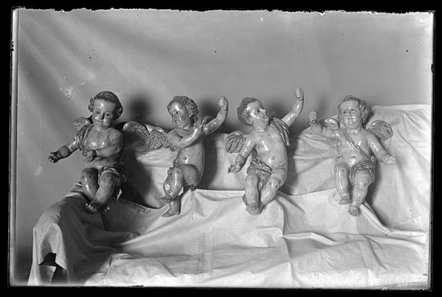 Esculturas de cuatro angelitos