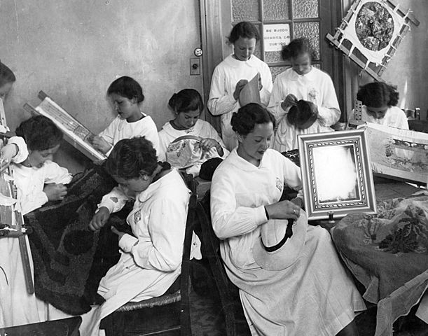 Escuelas Profesionales de Mujeres