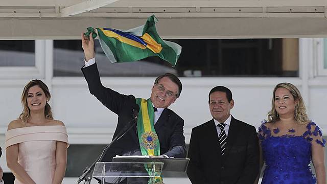 Bolsonaro i Trump exhibeixen la seva aliança el dia de l'canvi ultradretà al Brasil