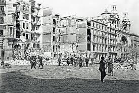 Caída de Barcelona (enero). Rebelión del ejército del centro (Casado) contra el gobierno Negrín (marzo). Victoria de Franco en la guerra (1 de abril).