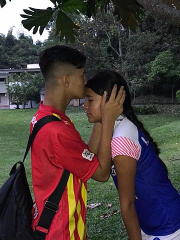 ACOMPAÑANDO A MI NEJOR AMIGA A UN PARTIDO