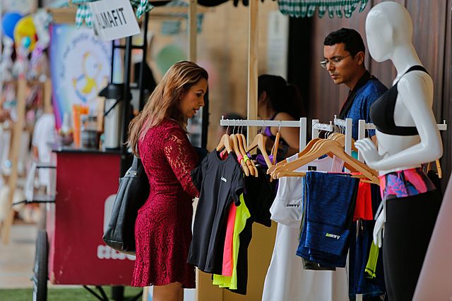 Corte admite demanda contra aranceles a ropa importada