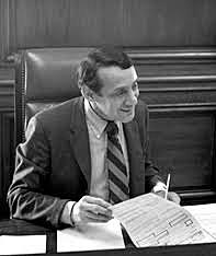 Harvey Bernard Milk (1930) primer político homosexual