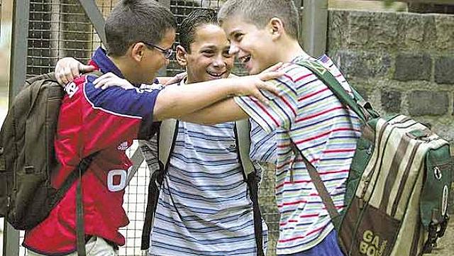 entre a primero con mis dos amigos