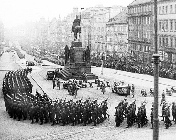 Entrada de Hitler en Praga.
