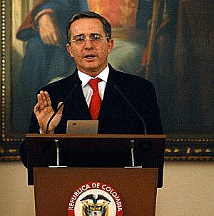 Alvaro Uribe asume la presidencia.