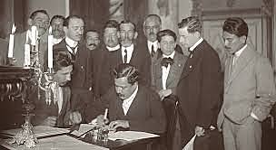 1917 Se crean secretarías y departamentos, y se expide la Ley de Secretarías de Estado.