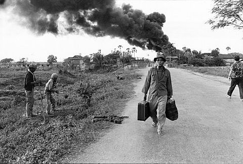 Camboya es invadido por Vietnam.