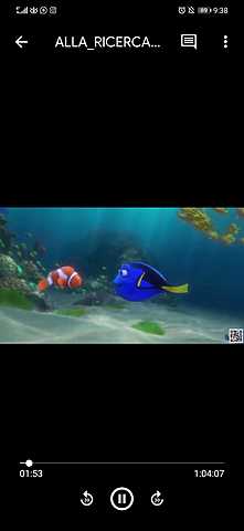Dory si incammina nel mare con Nemo e suo padre