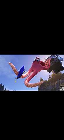 Dory e il polipo liberano Nemo e gli altri pesci dal camion