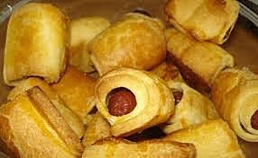 Ξαναεμφανίζεται. Τα παιδιά την ταϊζουν με λουκανικάκι από το δικό τους φαγητό.