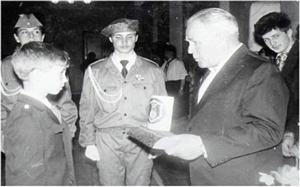 Награждение школы вымпелом Красного Креста.