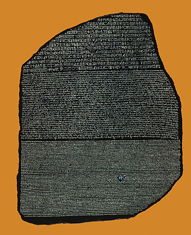 Bloque de granito escrito en tres versiones