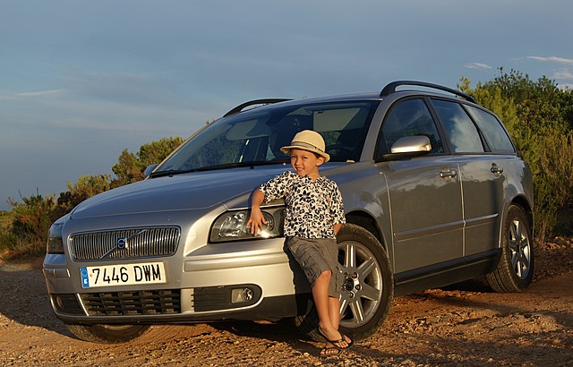 Mi padre compra el coche el único coche que tenemos en España