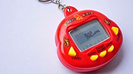 Timeline: 1997- *Este año marca el comienzo del nivel inicial y la aparición de este aparato tecnológico Bichinho virtual * A nivel global surge la Palm Pilot 1000 y a finales de este año nace el buscador Google.