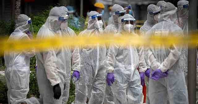 La transmisión también puede ocurrir a través de fomites