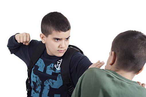 Para defenderse porque siente que lo atacan