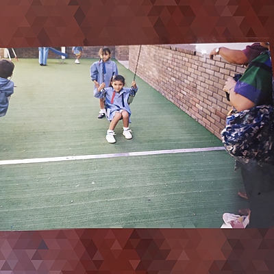 Timeline: Jardín: Comienzo el nivel inicial, en el jardín de infantes “Lola mora” (nucleado con la Epcjs N° 16) en Villa Devoto. Fuí a partir de los 4 años, sala verde. La foto es del 1° día de clase.