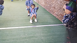 Timeline: Jardín: Comienzo el nivel inicial, en el jardín de infantes “Lola mora” (nucleado con la Epcjs N° 16) en Villa Devoto. Fuí a partir de los 4 años, sala verde. La foto es del 1° día de clase.