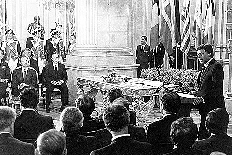 Firma de la adhesión de España de la CEE