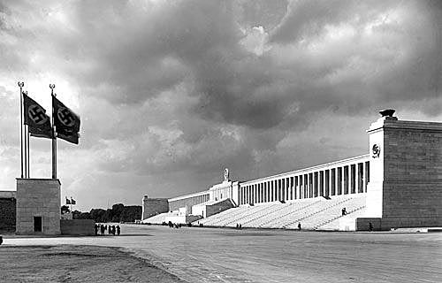 HITLER IMPULSA EL COMERCIO EXTERIOR Y LUCHA CONTRA EL DESEMPLEO A TRAVÉS DE GRANDES OBRAS PÚBLICAS COMO AUTOPISTAS, ESTADIOS...