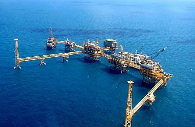 Cantarell empieza a producir.