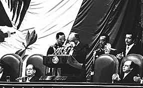 Juró defender la moneda local frente a la embestida que sufría de los enemigos de la patria.