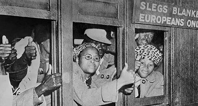 Se elimina ciudadanía sudafricana a población negra.