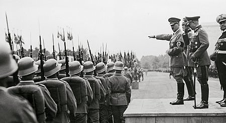 Le 16 Mars 1935 : Hitler commence le réarmement de l'Allemagne.