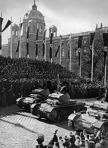 Du 12 au 13 Mars 1938 : Hitler envahi l'Autriche et proclame l'Anschluss