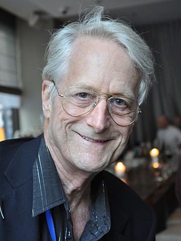 Ted Nelson acuña los términos "hipertexto" e "hipermedia