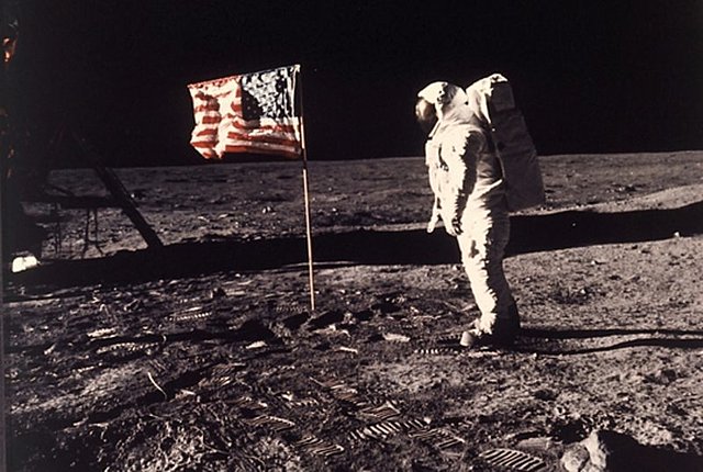 Armstrong i Aldrin trepitgen la Lluna