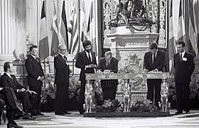 UE: Acta Unica Europea. E: Ingressa a la CEE