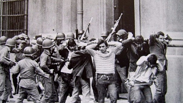 Colapso dictatorial y redemocratización