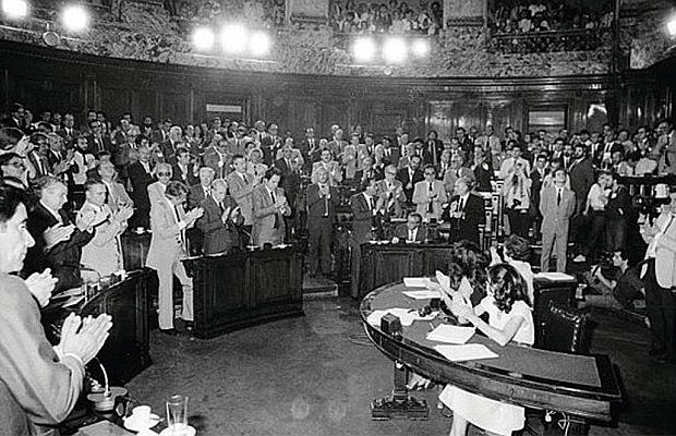 Se aprueba la Ley de Emergencia de la Educación.