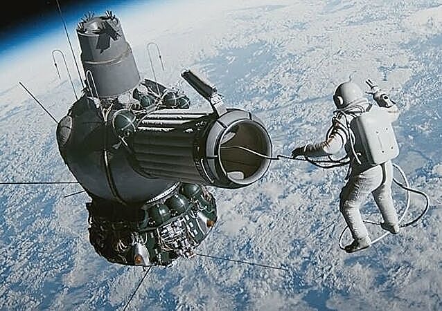 MISSIÓN VOSKHOD 2 ALEKSEI LEÓNOV