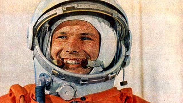 Yuri Gagarin orbita al voltant de la Terra a bord del Vostok I