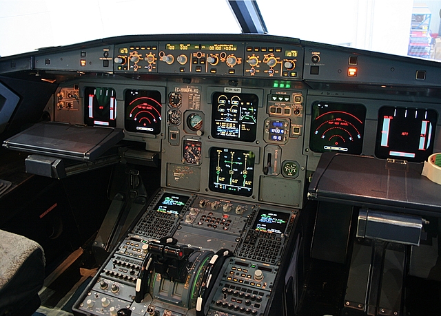 Sortie de l’Airbus 320, premier avion équipé de commandes électriques informatisées