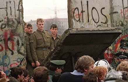 HECHO SIGNIFICATIVO - CAIDA DEL MURO DE BERLIN